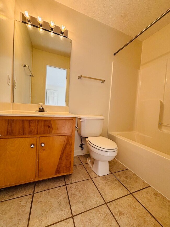Building Photo - 2 Bedroom, 2.5 Bath Townhouse