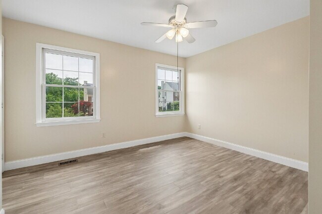 Building Photo - Beautifully updated and spacious 5-bedroom, 3.5-bath home for rent in the heart of Woodbridge