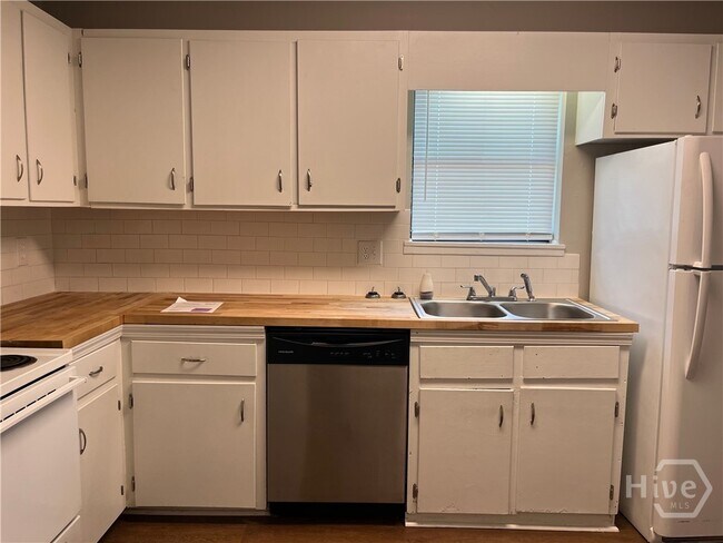 Building Photo - 120 Pinehurst Ct