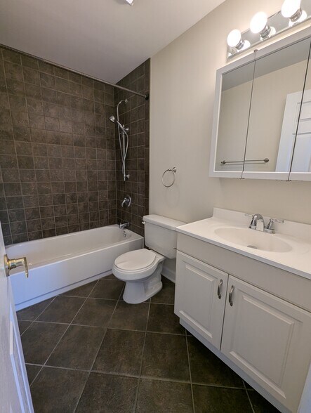 Building Photo - 16W465 Mockingbird Ln