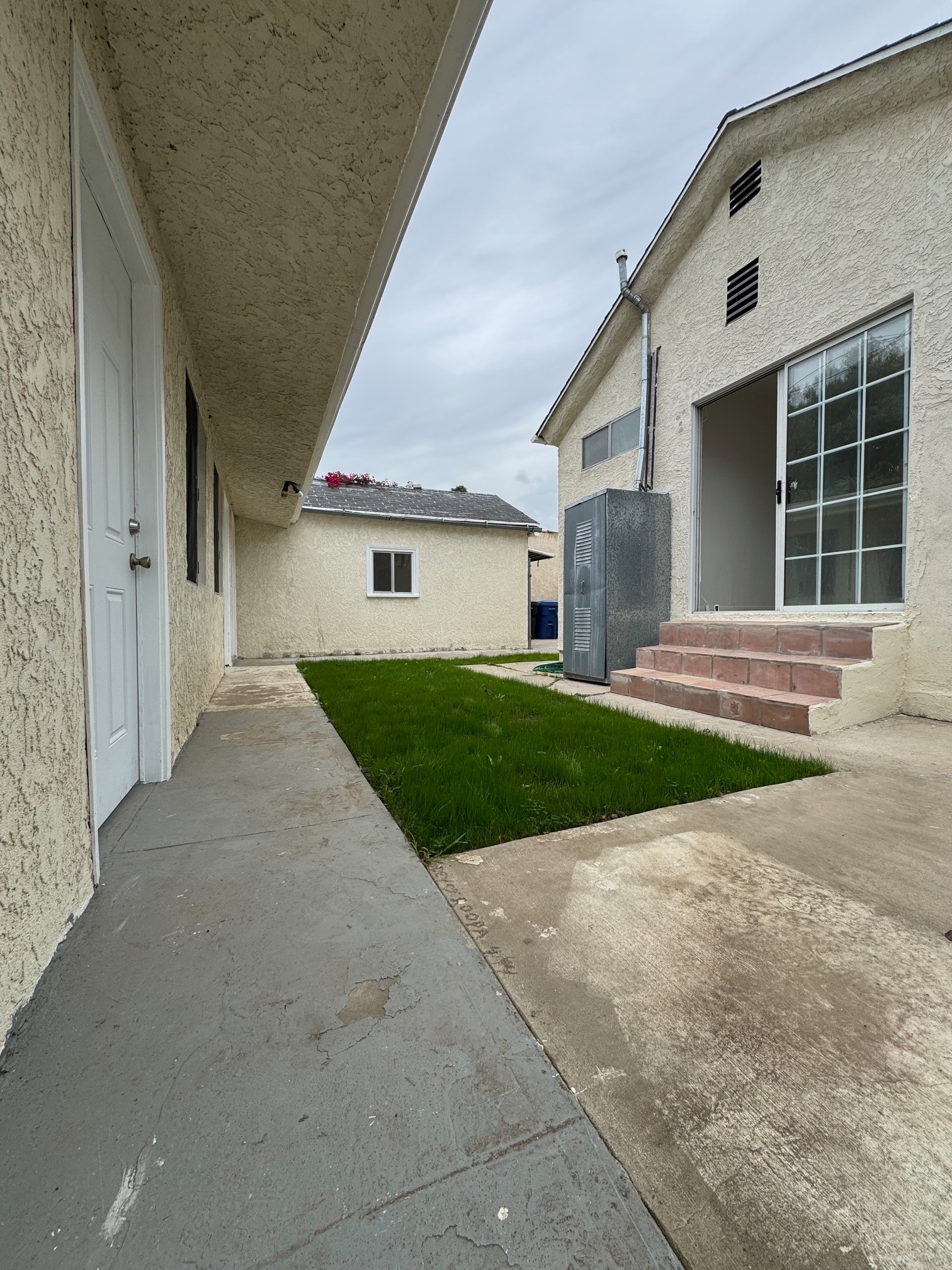 Building Photo - 2217 Selby Ave