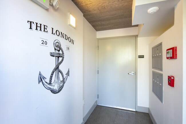 entry - 410 Webster St