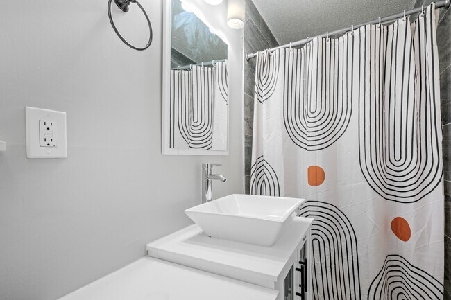 Building Photo - 1453 Colonial Rd