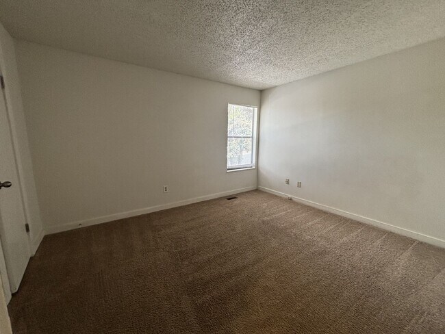 Building Photo - 4 bed/2.5 bath home