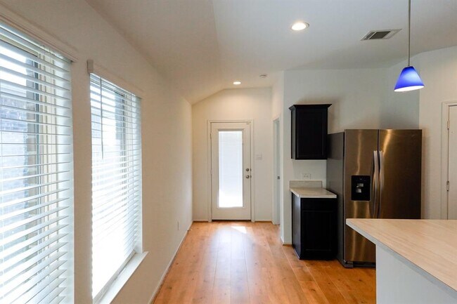 Building Photo - 14428 Sugar Pines Dr
