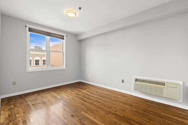 Building Photo - 518 Monroe St