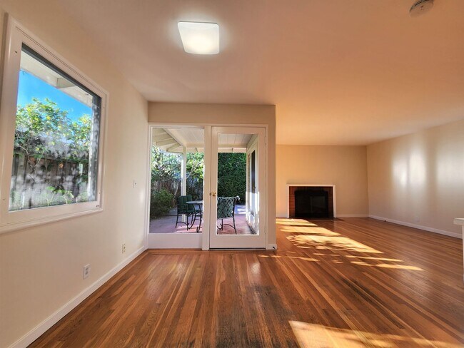 Building Photo - Charming three-bedroom, two-bath home in Midtown Palo Alto.