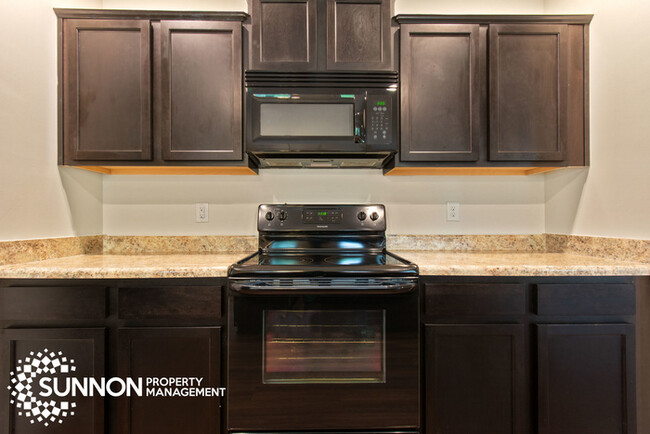 Building Photo - 3 Bed/2.5 Bath Home Close to Mountain Isla...