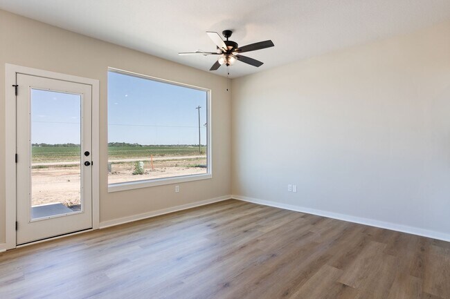 Building Photo - Fox Creek-Tracy Plan MODEL