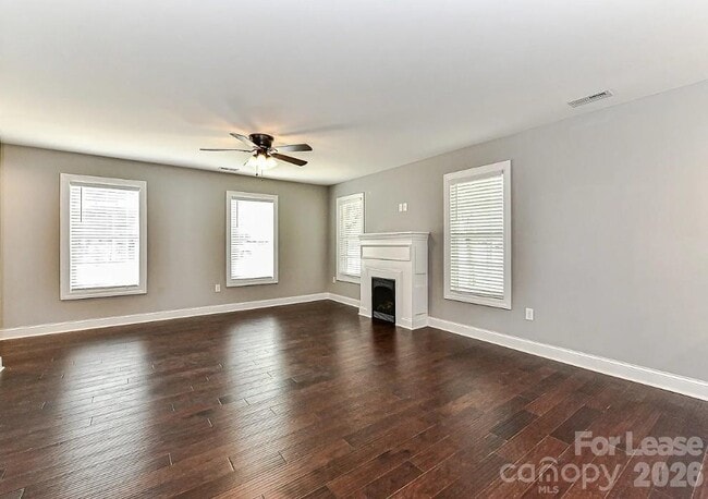 Building Photo - 704 N Main St