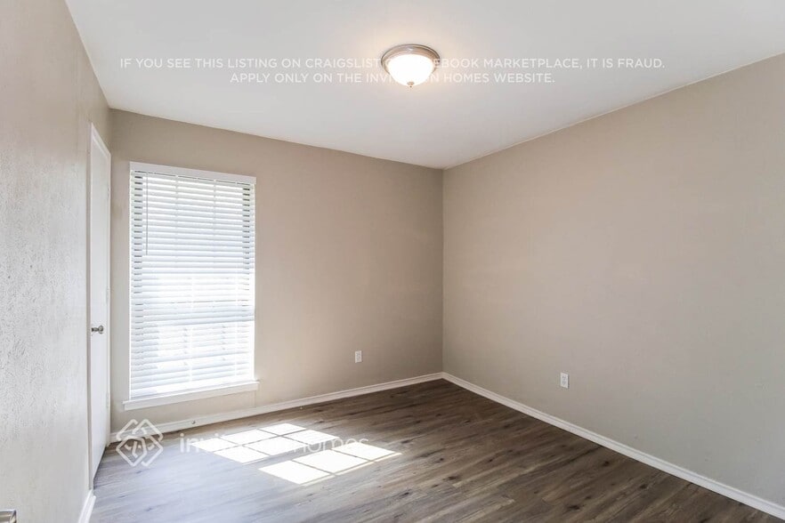 Building Photo - 805 Poinsettia Dr