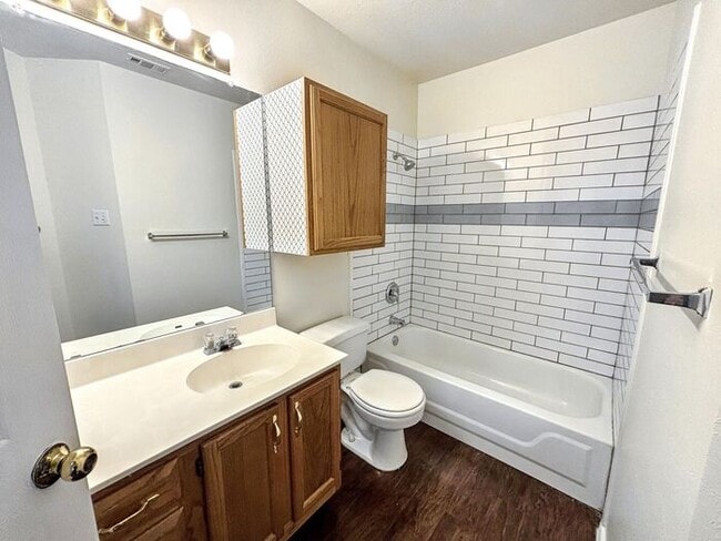 Building Photo - Beautiful 3-Bedroom Home: Comfort, Conveni...