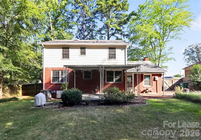 Building Photo - 2438 Knickerbocker Dr