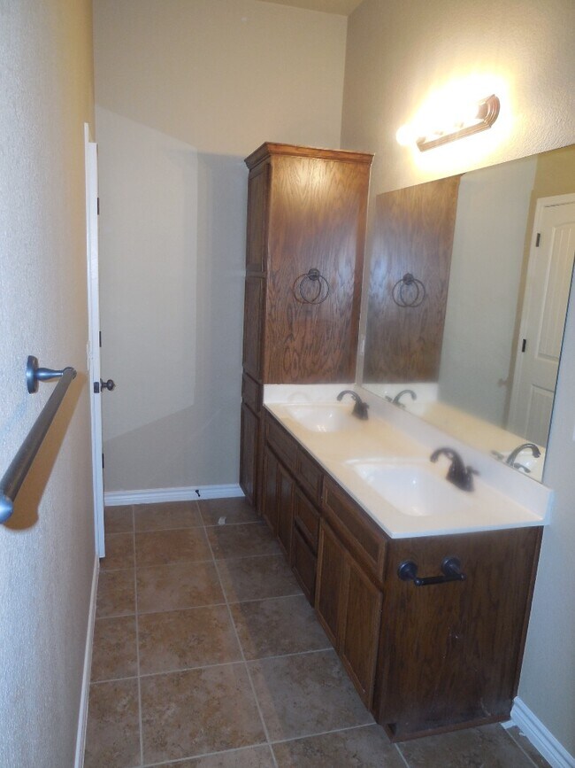 Building Photo - 613 Paseo del Plata Dr