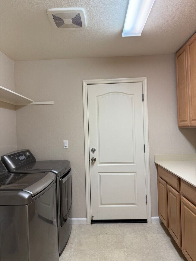 Building Photo - Private Cul-de-Sac Home in Gated Roseville Community with Views