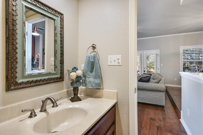 Building Photo - 2201 Lakeway Blvd