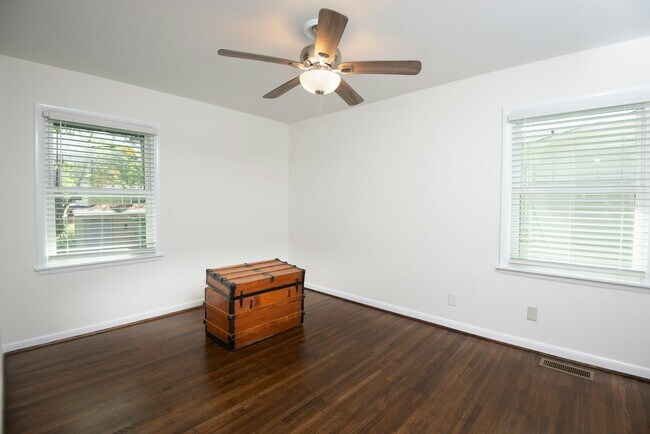 Building Photo - 685 Oakmoor Dr