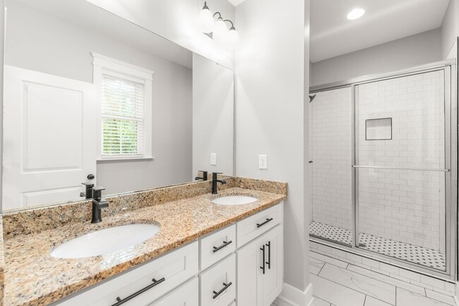 Building Photo - Beautiful Home with a Backyard Deck in Bid...