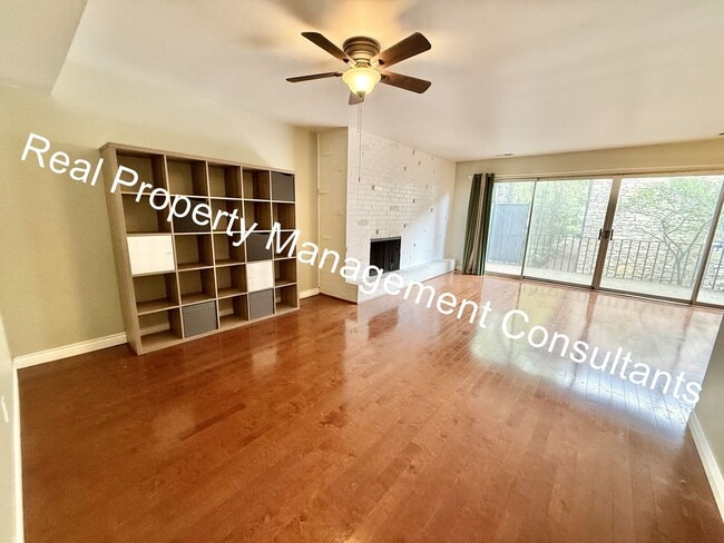Building Photo - Beautiful Condo on the Plaza with City Vie...