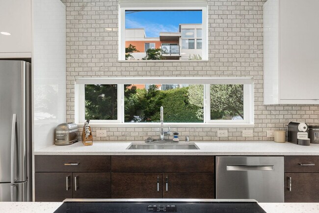 Building Photo - 301 Valley St