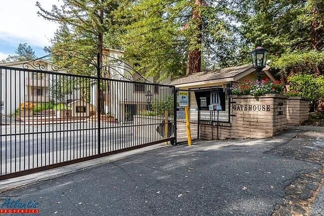 Building Photo - 3BD/2BA – Updated Condo in Coveted Downtow...