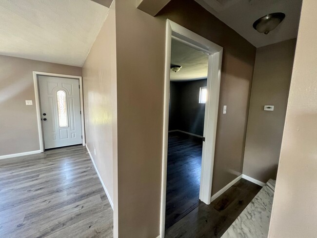 Building Photo - Newly Updated! 1 Bedroom 1 Bathroom Home -...