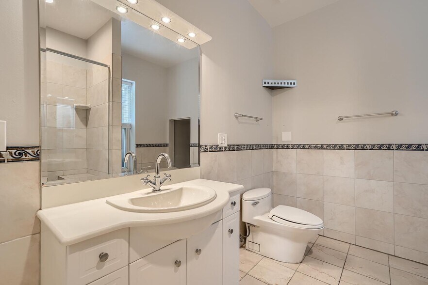 Building Photo - Dazzling North Capitol Hill home with fenced yard