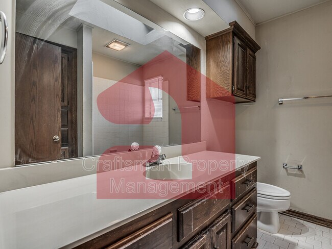 Building Photo - 2704 Silvertree Dr