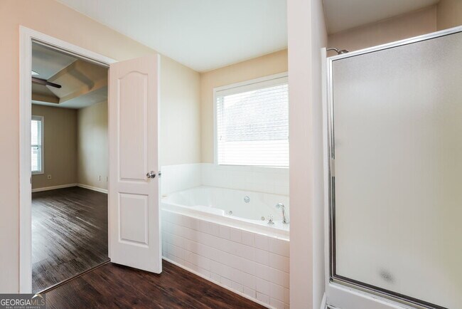 Building Photo - 917 Southfork Dr