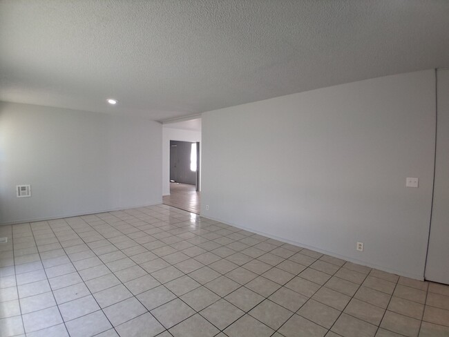 Building Photo - 1709 Crestview Dr