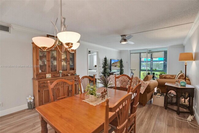 Building Photo - 9410 N Hollybrook Lake Dr