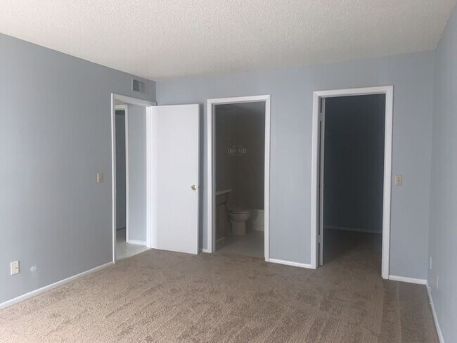 Building Photo - RENOVATED CONDO CLOSE TO USF