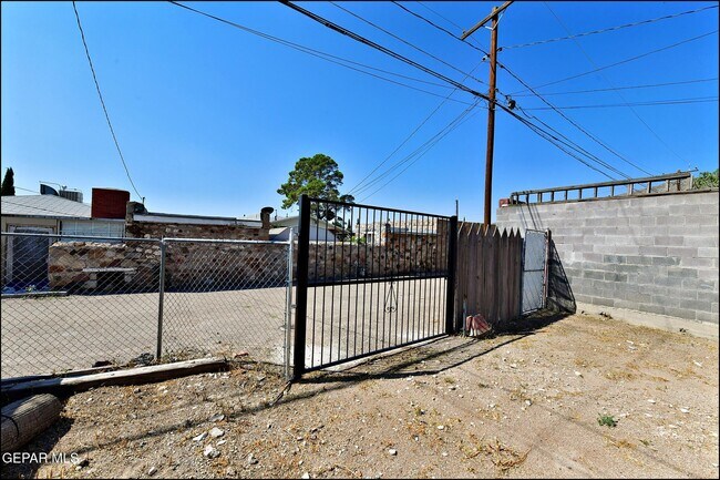 Building Photo - 3002 Louisville Ave