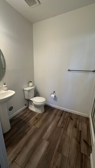 Bedroom and ensuite bath on Lower Level - 6964 Merseyside Ln