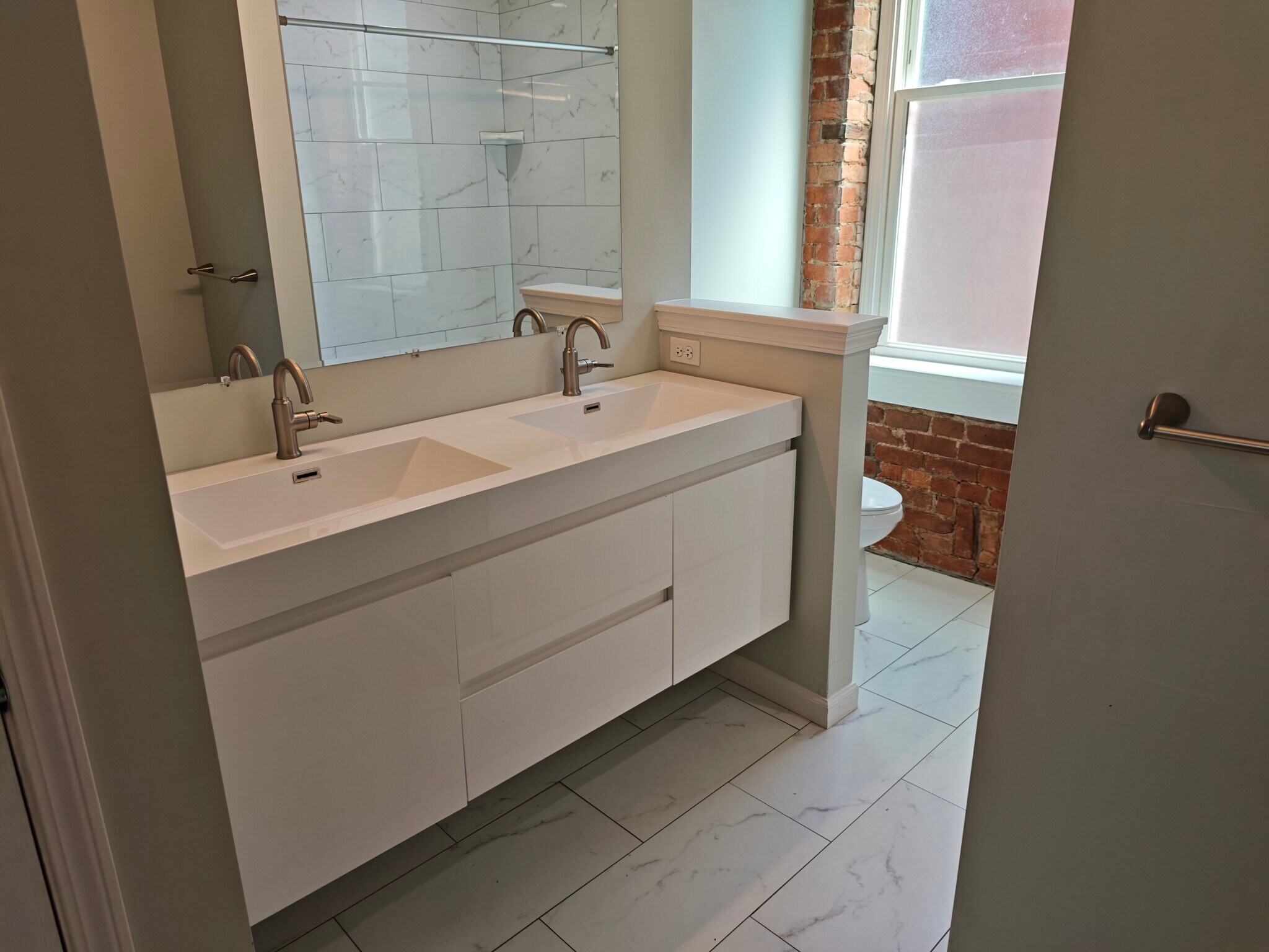 Floating sink base - 836 York St
