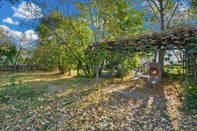 Building Photo - 10 Middle St