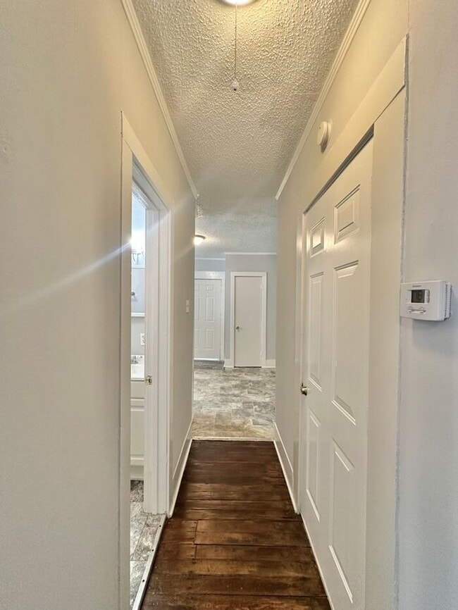 Building Photo - Charming 1-Bedroom Duplex in the Heart of ...