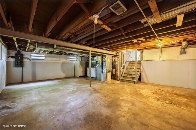 Building Photo - 2102 E Robinhood Ln
