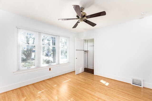 Building Photo - Spacious Home with that Classic Seattle Charm!