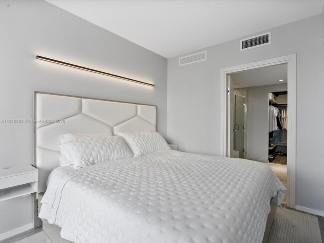 Building Photo - 801 S Miami Ave