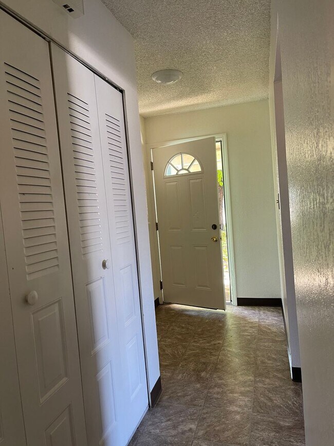 Building Photo - 4 bedroom home in convenient location on Alta Mesa Dr.
