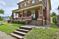 Building Photo - 4 Bedroom , 2 Bath Newly Renovated Townhouse - Right off of High St - FREE Washer / Dryer and Off...