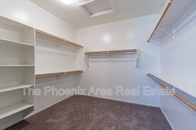 Building Photo - 2741 E Yellowstone Pl