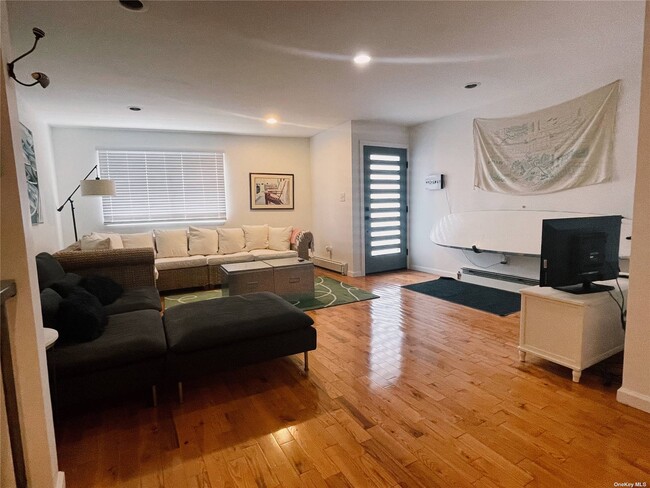 Building Photo - 90-17 Holland Ave