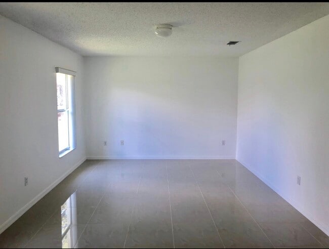 Building Photo - 1241 SW Melrose Ave