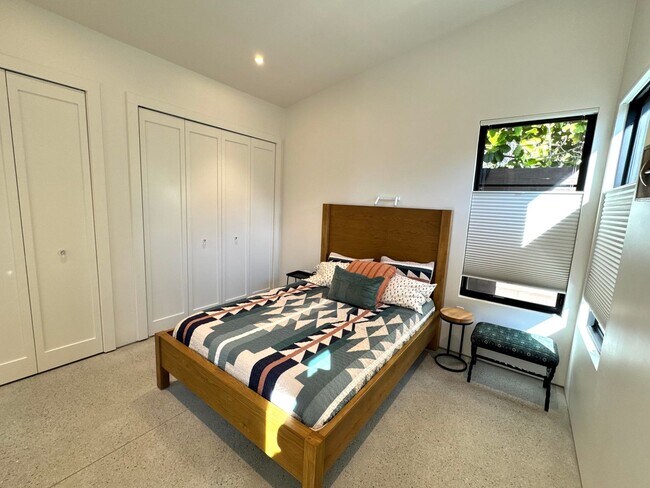 Building Photo - 1910 Raymond Ln