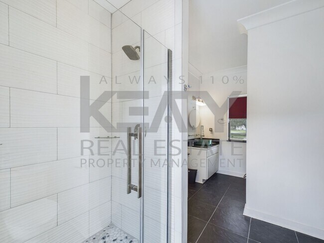 Building Photo - Three Bedroom Home in Sunset!