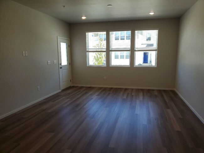 Building Photo - Fort Collins Brand New 2 Bed / 2 Bath 1st ...