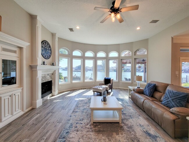 Building Photo - Beautifully designed waterfront property w...