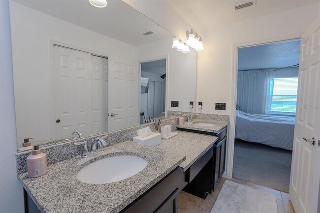 Building Photo - 9136 Hillcroft Dr